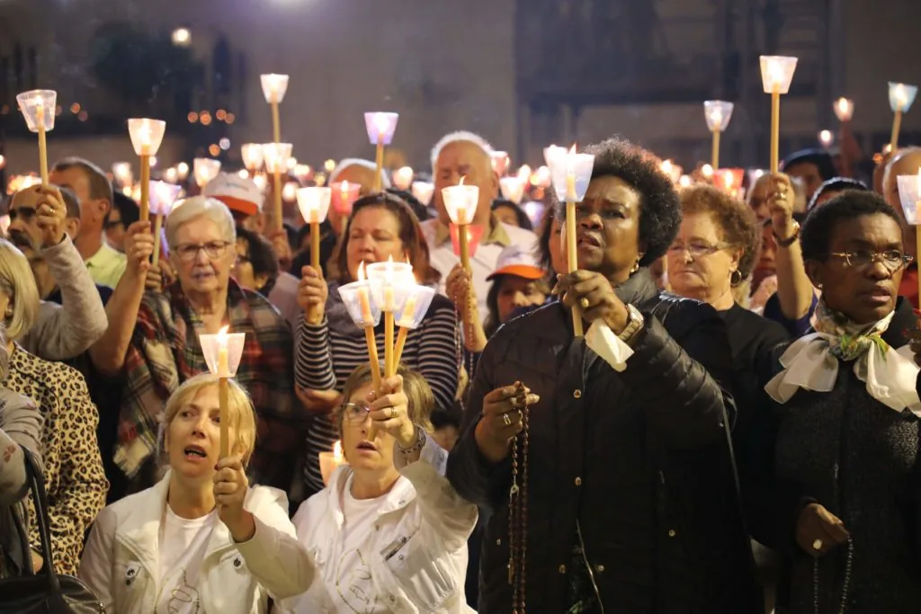 velas com pessoas