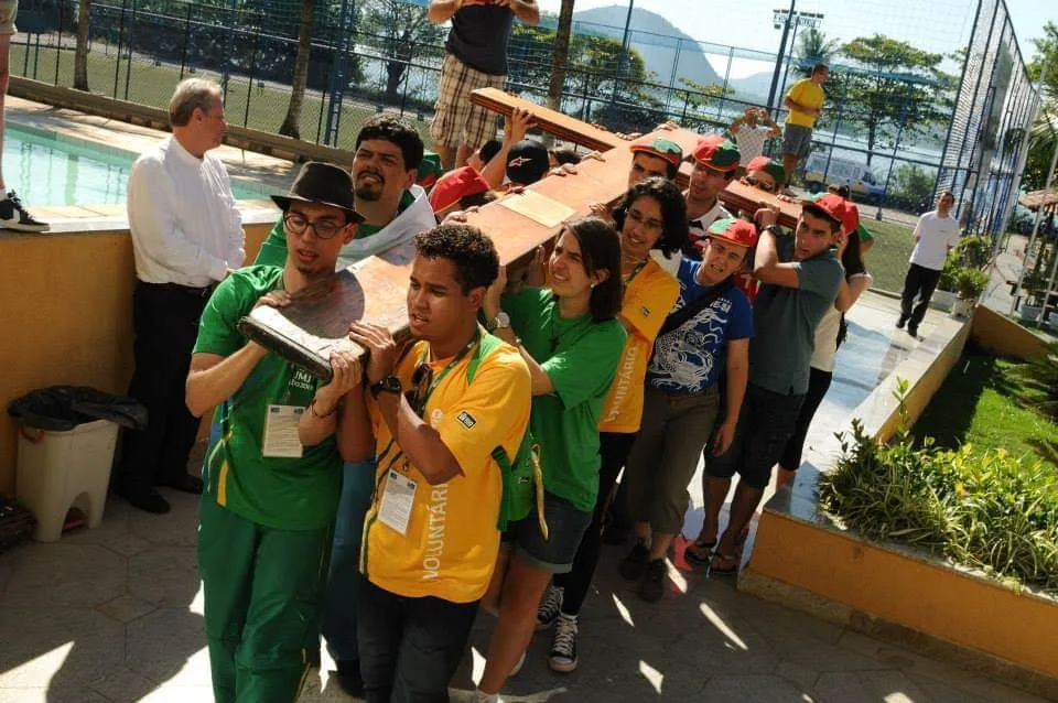 Pessoas transportar a cruz.