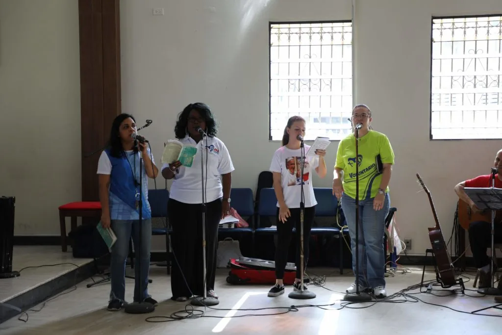 pessoas cantando