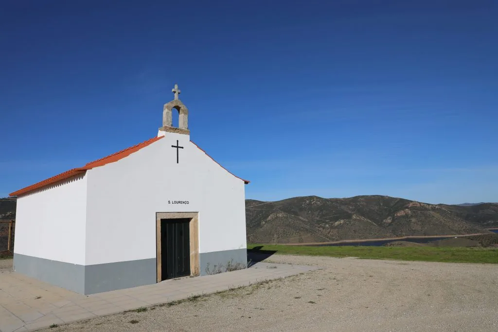 Capela branca no meio da serra